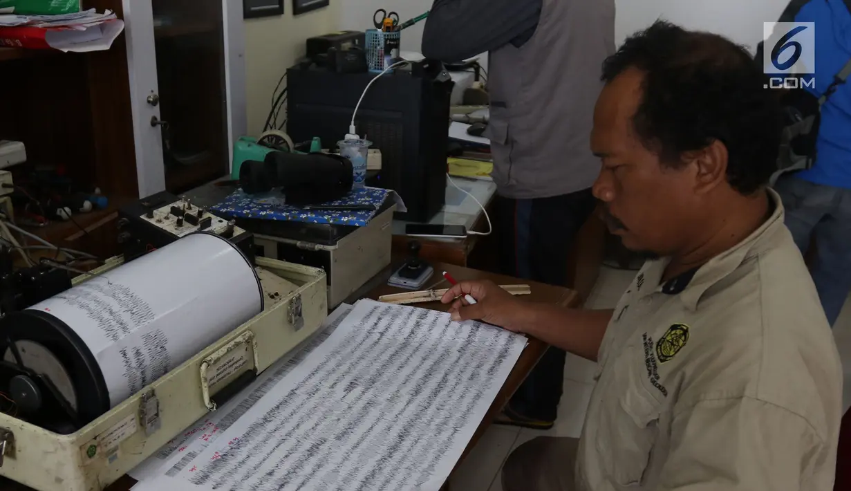 Petugas pusat vulkanologi dan mitigasi bencana geologi memantau aktivitas Gunung Anak Krakatau melalui alat seismograf di Pos Pengamatan di Cinangka, Banten, Selasa (25/12). Dari pantauan tersebut anak krakatau berstatus siaga. (Liputan6.com/Angga Yuniar)