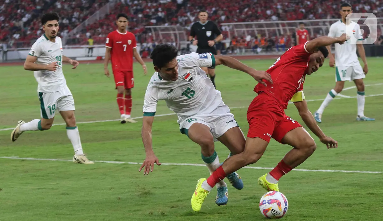 Pemain timnas Indonesia, Asnawi Mangkualam Bahar (kanan depan) berebut bola dengan Ahmed Yahya AL-Hajjaj (Irak) dalam pertandingan Grup F Kualifikasi Piala Dunia 2026 zona Asia melawan Irak di Stadion Utama Gelora Bung Karno (SUGBK), Jakarta, Kamis (6/6/2024). (Liputan6.com/Herman Zakharia)