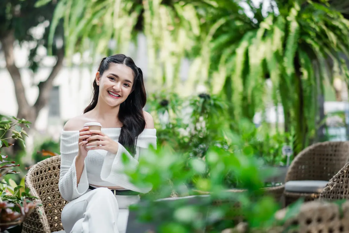 wanita september tersenyum outdoor