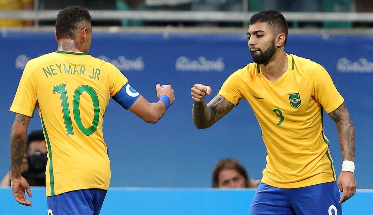 1. Gabriel Barbosa, Football Espana mengabarkan jika bintang muda Brasil ini tertarik untuk bisa kembali bermain bersama Neymar. Ketertarikan ini membuat peluang Bracelona untuk mendatangkan pria 19 tahun ini terbuka lebar. (Reuters/Fernando Donasci)