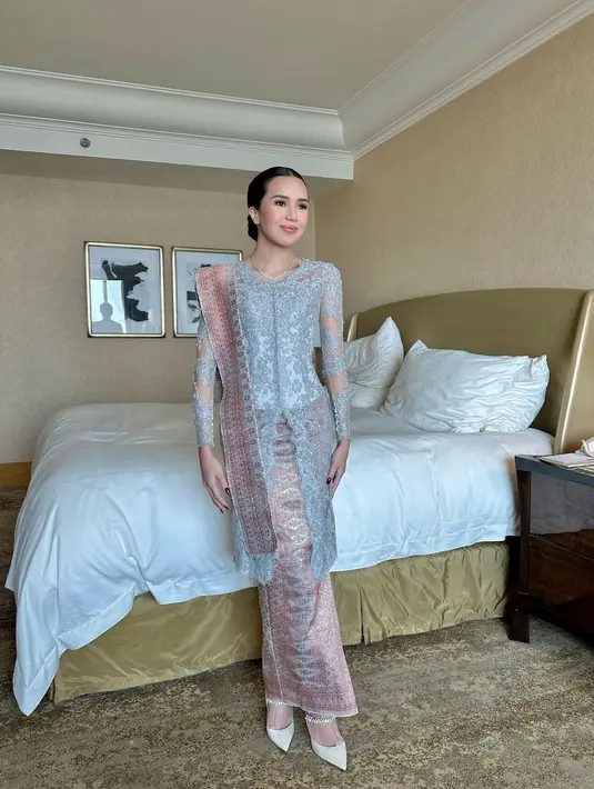 Melengkapi busananya, Beby Tsabina pilih pakai tenun silver merah sebagai bawahan dan selendang bahu [@wirantikurniabride]