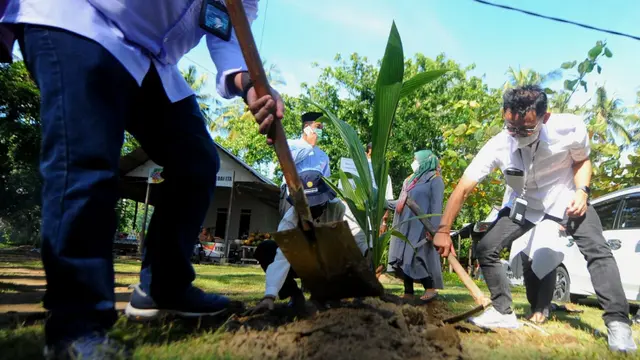 BTN bantuan bibit kelapa hibrida pandan wangi kepada Kelompok Tani Wanita Lereng Saiyo di Pantai Air Manis, Kota Padang, Sumatera Barat