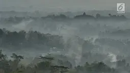Pemandangan Candi Borobudur saat pagi hari dari Punthuk Setumbu, Magelang, Jawa Tengah, Jumat (19/10). Dari Punthuk Setumbu wisatawan bisa melihat megahnya Candi Borobudur yang terkurung lautan kabut. (Liputan6.com/Herman Zakharia)