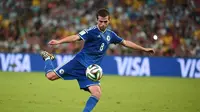 Miralem Pjanic ketika membela Bosnia di pertandingan melawan Argentina (Damien Meyer/AFP)