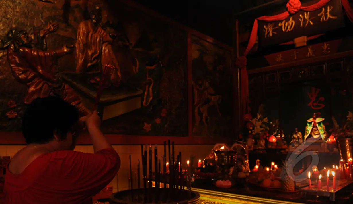 Jelang perayaan Cap Go Meh, salah satu warga keturunan Tionghoa melakukan sembahyang di Vihara Dhanagun, Bogor, Jawa Barat, Kamis (5/3/2015). Perayaan Cap Go Meh di Kota Bogor diiringi pesta rakyat. (Liputan6.com/Helmi Fithriansyah)