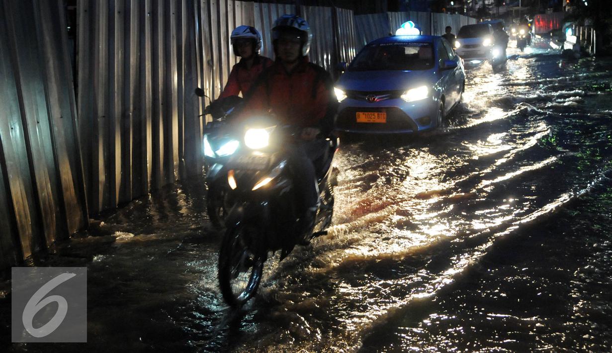 Sejumlah pengendara melintasi genangan air di kawasan Fatmawati, Jakarta, Minggu (24/7). Buruknya drainase di sejumlah kawasan ibu kota sering kali menyebabkan genangan air setinggi 20-50cm usai hujan mengguyur Jakarta. (Liputan6.com/Helmi Afandi)