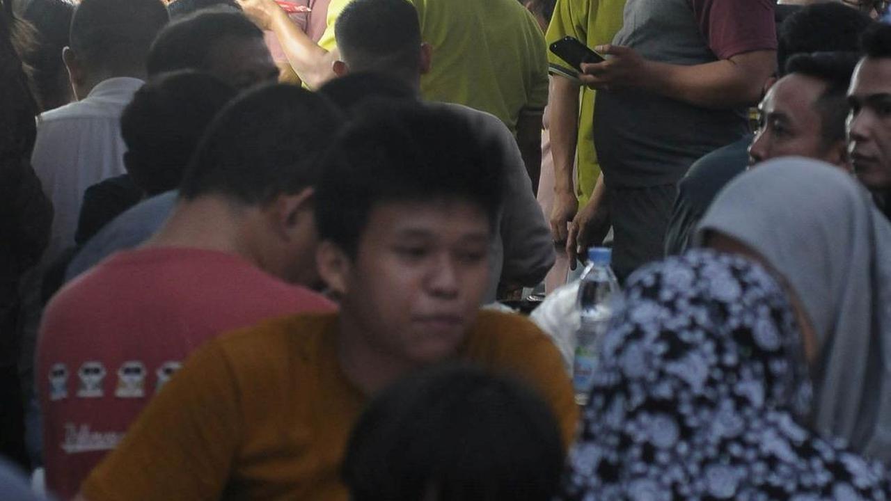 Mereka menunggu waktu menjelang berbuka puasa di sentra kuliner dengan menyajikan Nasi Kapau khas Sumatera Barat itu. Foto: merdeka.com / Imam Buhori