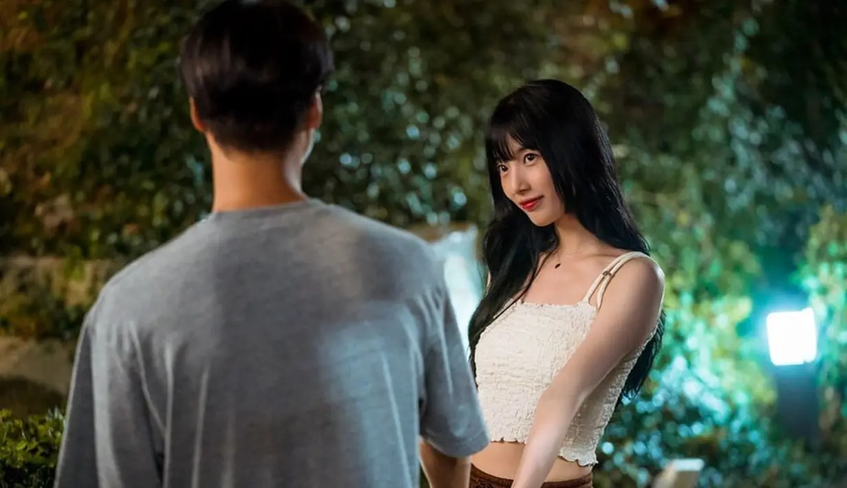 Berbagai pilihan outfit yang dikenakan Bae Suzy di k-drama ini juga menarik untuk disimak. Penampilan manis dengan atasan putih beraksen kerut seperti di foto ini, Bae Suzy berhasil memamerkan body goalsnya yang diimpikan banyak perempuan. [Foto: Instagram/skuukzky]