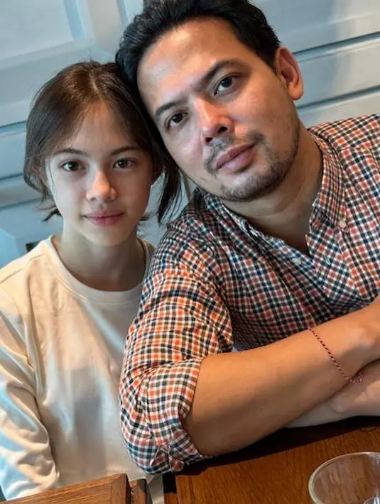<p>Sebelumnya saat berangkat, Abigail tampak diantarkan ke bandara oleh sang ayah Aldilla Dimitri Hardjanto. [Instagram/adilladimitrihardjanto]</p>