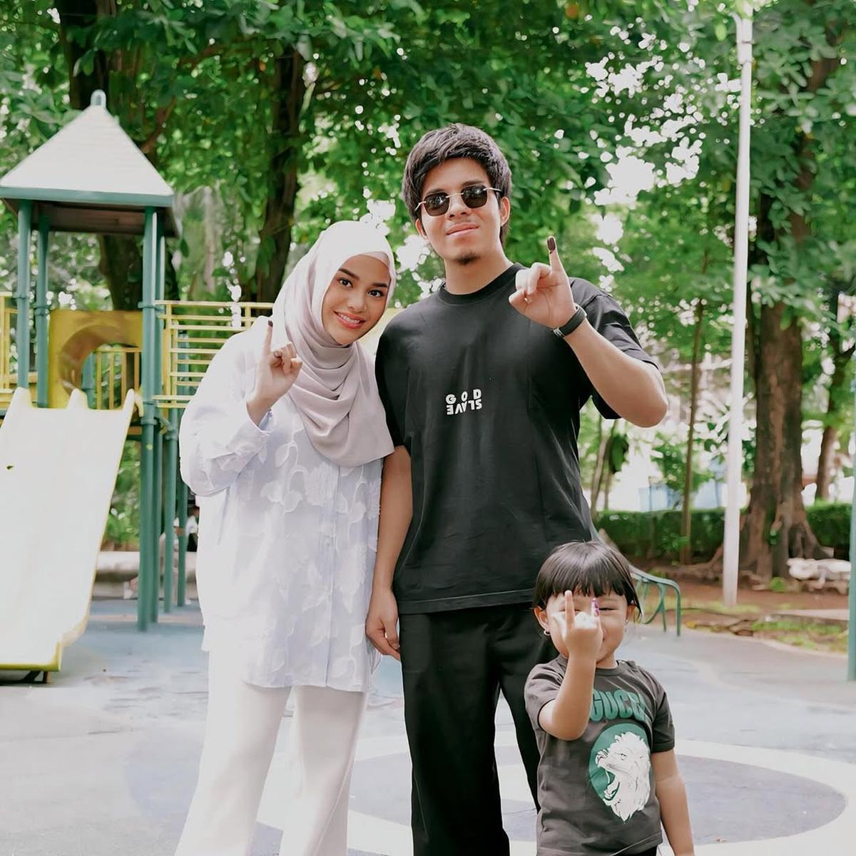 Momen Atta dan Aurel Nyoblos, Ameena Ikutan Celupin Jari di Tinta Pemilu