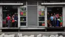 Sejumlah calon pengguna bus transjakarta menunggu kedatangan bus di halte Harmoni Jakarta, (30/7/2014), yang akan membawa mereka ke tempat tujuan. (Liputan6.com/Johan Tallo)