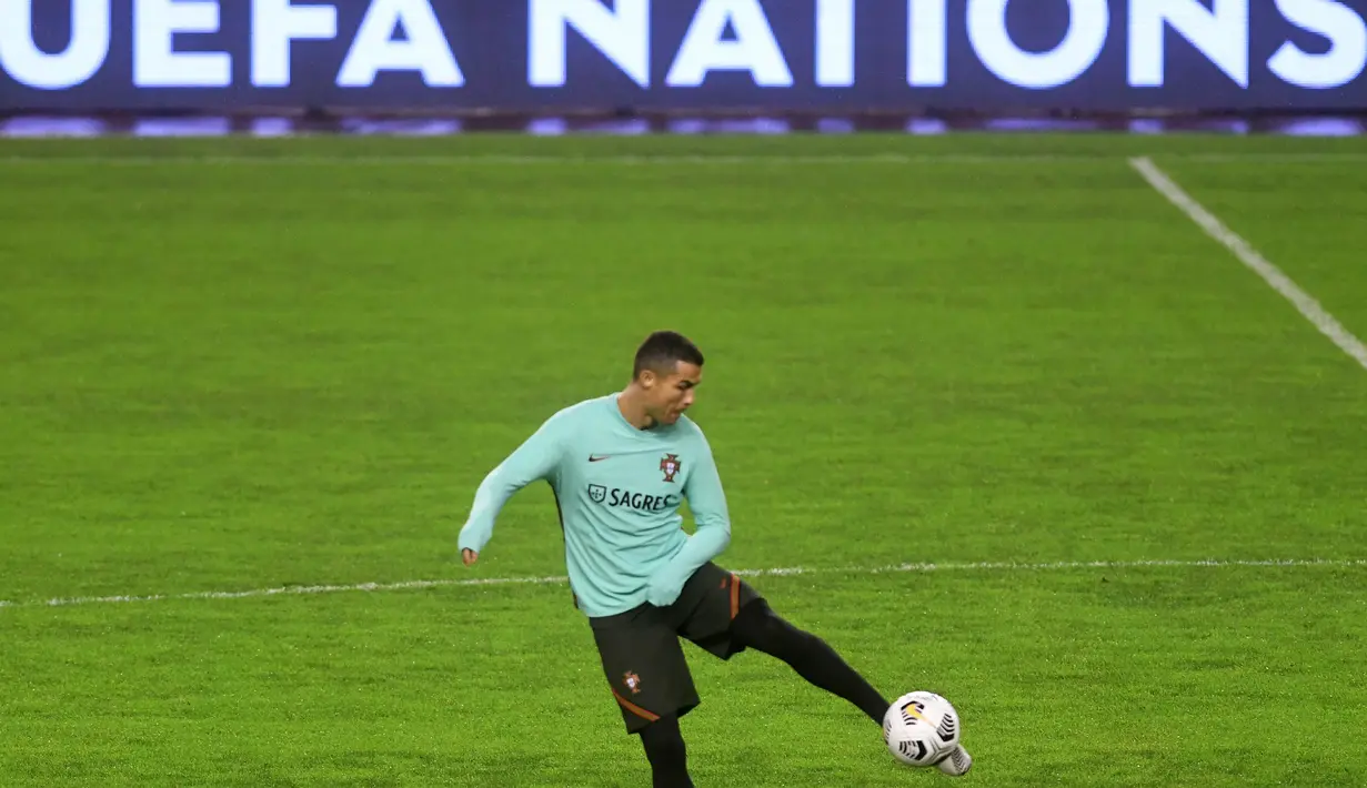 Striker Portugal, Cristiano Ronaldo, menendang bola saat sesi latihan jelang laga UEFA Nations League di Stadion Poljud, Senin (16/11/2020). Portugal akan berhadapan dengan Kroasia. (AFP/Denis Lovrovic)