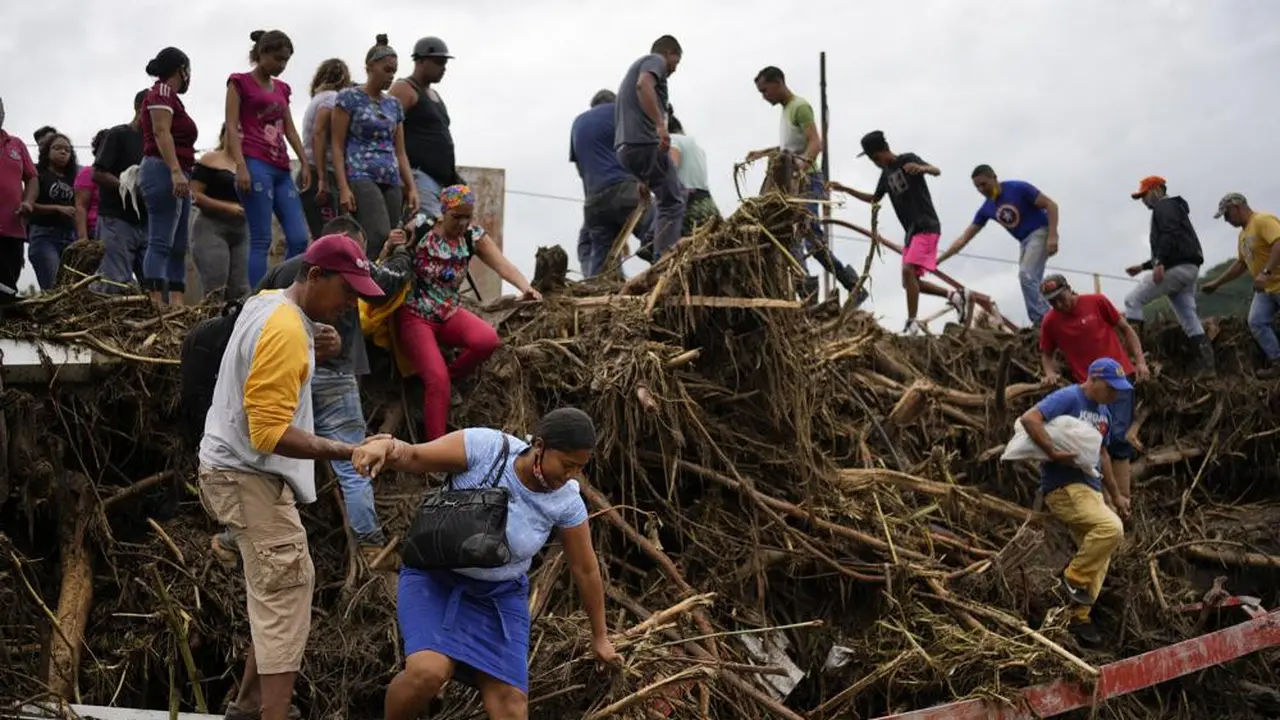 Hujan deras picu tanah longsor di La Tejerias, Venezuela.