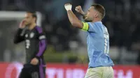 Selebrasi striker Lazio, Ciro Immobile setelah mencetak gol ke gawang Bayern Munchen melalui eksekusi penalti pada laga leg pertama babak 16 besar Liga Champions 2023/2024 di Olympic Stadium, Roma, Rabu (14/2/2024). (La Presse via AP Photo/Alfredo Falcone)