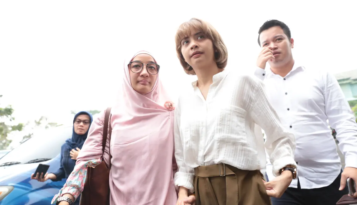 Meski tidak satu visi dalam membangun rumah tangga, pasangan ini masih juga kompak dalam mendidik anak. Tiwi juga tidak membatasi Shogo untuk memberikan kasih sayang pada buah hatinya. (Adrian Putra/Bintang.com)