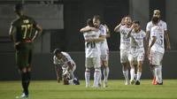 Pemain Bali United merayakan gol yang dicetak Stefano Lilipaly ke gawang Tira Persikabo pada laga Shopee Liga 1 di Stadion Patriot Pakansari, Bogor, Kamis (15/8). Bali menang 2-1 atas Tira Persikabo. (Bola.com/Yoppy Renato)