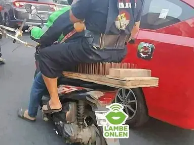 Naik ojol sambil debus, enggak kebayang kalau ada polisi tidur. (Source: instagram.com/@lambeonlen)