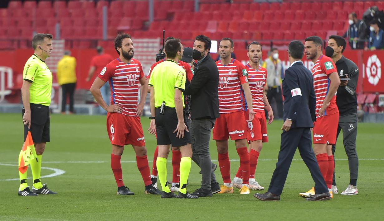 Wasit Ricardo de Burgos Bengoetxea meniup pluit akhir pada menit ke-90+3. Sontak para pemain Granada melancarkan protes karena mengetahui asisten wasit memberikan 4 menit untuk tambahan waktu. (AFP/Cristina Quicler)