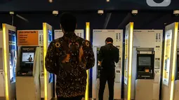 Seorang pria berjalan menuju anjungan tunai mandiri (ATM), Jakarta, Senin (25/1/2020). Kinerja kredit perbankan pada 2021 diperkirakan tumbuh positif sebesar 7,3 persen secara tahunan (year-on-year/yoy). (Liputan6.com/Johan Tallo)