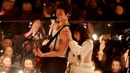 Shawn Mendes dan Camila Cabello saat tampil di atas panggung MTV VMA's 2019 di New Jersey, AS (26/8/2019). Keduanya tampak sangat mesra bahkan mereka hampir berciuman di atas panggung saat hidung Shawn Mendes dan Camila Cabello bersentuhan. (Noam Galai/Getty Images/AFP)