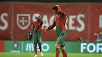 Pemain Portugal Cristiano Ronaldo menyentuh kepalanya selama pertandingan sepak bola UEFA Nations League antara Portugal dan Spanyol di Stadion Kota di Braga, Portugal, Selasa, 9 September. 27, 2022. (AP Photo/Luis Vieira)