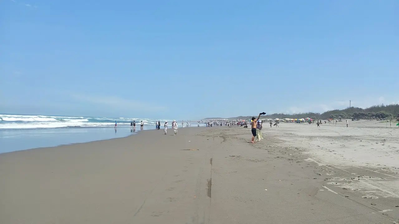 Mitos Larangan Pakai Baju Warna Hijau ke Pantai Parangtritis