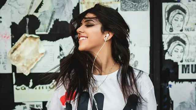 Ilustrasi mendengarkan musik, earphone kabel