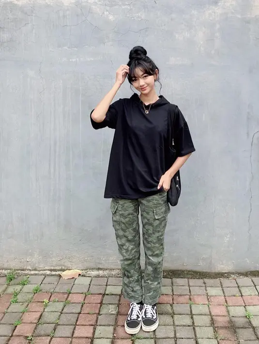 Selain gaya kasual, Glenca Chysara rupanya kerap tampil dengan busana yang tak terlalu mencolok. Kali ini, ia memadukan kaus polos hitam dengan celana army. Rambutnya yang dicepol pun tampak makin keren.(Liputan6.com/IG/@glencachysaraofficial)