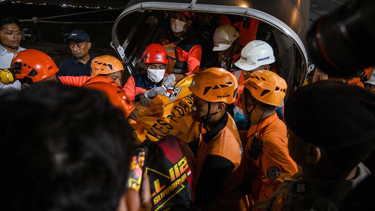 Ratusan Penumpang KM Mutiara Sentosa II Tiba di Surabaya