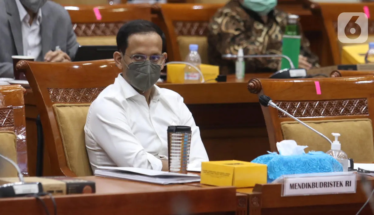 Mendikbudristek Nadiem Makarim mengikuti rapat kerja dengan Komisi X DPR di Kompleks Parlemen, Jakarta, Selasa (15/6/2021). Rapat membahas Rencana Kerja Pemerintah Kementerian/Lembaga (RKP K/L) dan Rencana Kerja Anggaran Kementerian/Lembaga (RKA K/L) tahun 2022. (Liputan6.com/Angga Yuniar)