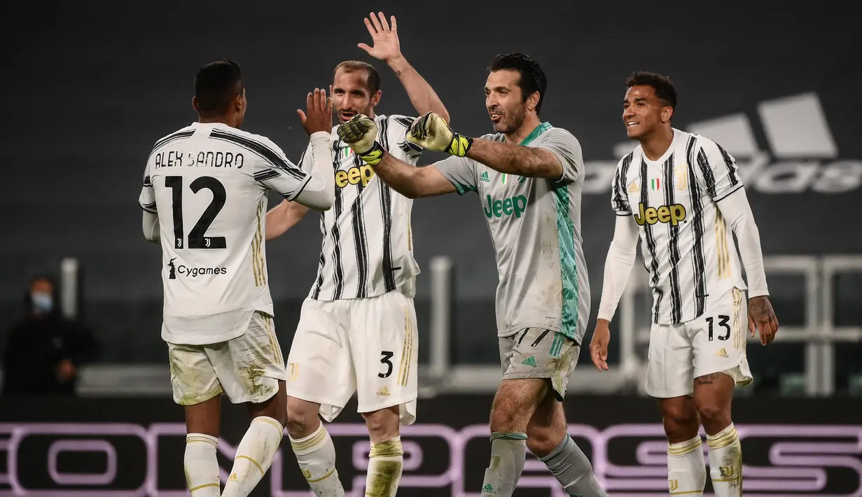 Pemain Juventus Alex Sandro, Giorgio Chiellini, Gianluigi Buffon dan Danilo merayakan akhir laga tunda pekan ketiga Serie A usai mengalahkan Napoli di Allianz Stadium, Kamis (8/4/2021) dini hari WIB. Juventus menang 2-1 atas Napoli lewat gol yang dicetak Ronaldo dan Dybala.  (Marco BERTORELLO/AFP)