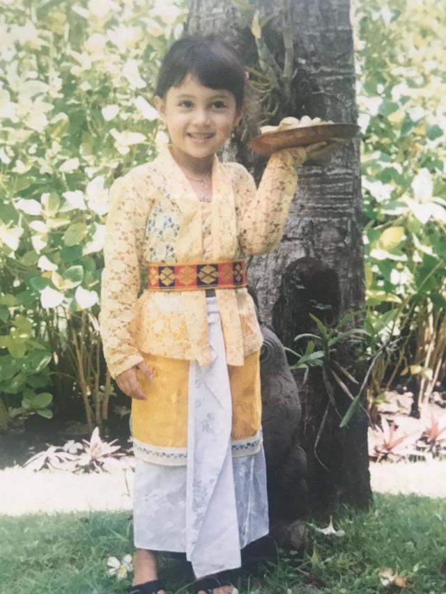 Bikin Gemas, Ini 7 Potret Masa Kecil Anggika Bolsterli yang Sudah Menawan