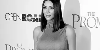 Kim Kardashian dan Kanye West berada di ruang persalinan saat ibu pengganti melahirkan anak ke tiganya.