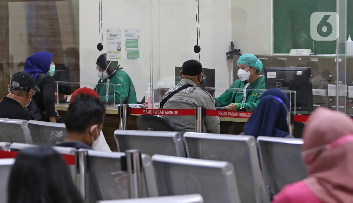 Warga mendaftar untuk vaksin covid-19 di RSUD Pasar Minggu, Jakarta, Selasa (25/8/2021). Vaksin Moderna di Jakarta diprioritaskan untuk masyarakat yang tidak bisa menggunakan vaksin AstraZenecca dan Sinovac yang dibuktikan surat keterangan dari fasilitas kesehatan. (Liputan6.com/Herman Zakharia)