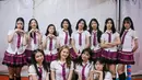Gaya kompak para member JKT48 mengenakan outfit anak sekolahan. Kemeja lengan pendek berwarna ptuih dipadukan dengan pleated skirt kotak-kotak bernuansa ungu dengan dasi pendeknya yang serasi. [Foto: Instagram/jkt48]