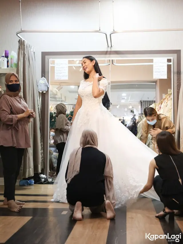 7 Momen Kebersamaan Vicky Prasetyo dan Kalina Ocktaranny Fiting Baju Pengantin