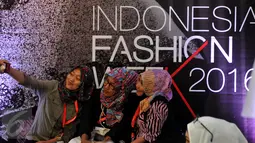 Pengunjung melakukan foto selfie di salah satu Booth Indonesia Fashion Week hari Kedua di Jakarta Convention Centre (JCC), Jumat (11/3). Ajang Fashion Bergengsi ini berlangsung hingga 13 maret 2016. (Liputan6.com/Johan Tallo)