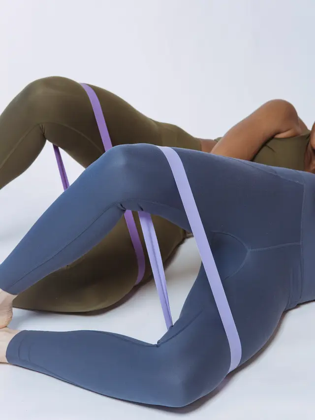 Contoh ilustrasi lying leg curl with resistance band