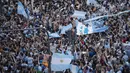 Ribuan suporter Argentina tumpah ruah di pusat kota Buenos Aires usai Lionel Messi cs berhasil menaklukkan Kroasia dan melaju partai final Piala Dunia 2022. (AP Photo/Victor R. Caivano)