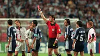 David Beckham mendapat kartu merah setelah menendang Diego Simeone saat Inggris melawan Argentina di Babak 16 Besar Piala Dunia 1998. Inggris akhirnya kalah adu penalti dari Argentina. (www.squawka.com)