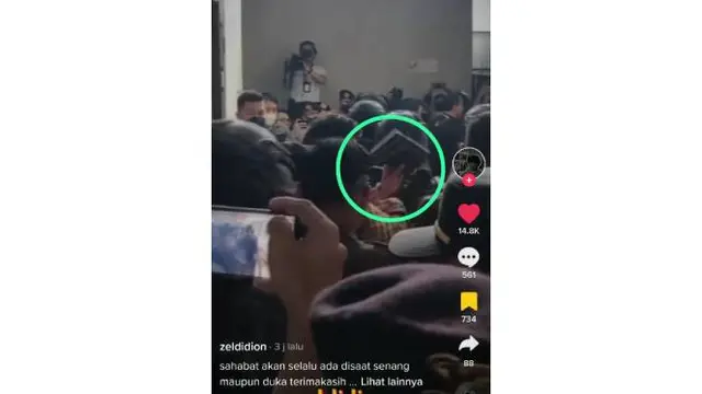 Momen Ferdy Sambo menengok sambil mengangkat tangan kepada seseorang yang menanggilnya Peppy. Peppy adalah sebutan Sambo saat masih SMA.