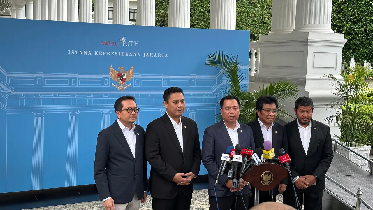 Komisi V DPR RI menemui Presiden Prabowo Subianto di Istana Negara, Jakarta, Kamis (17/4/2025). (Liputan6.com/Nanda Perdana Putra)