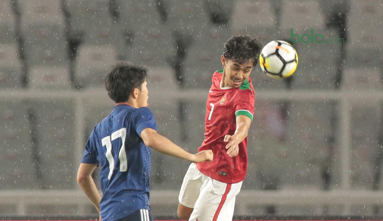 Pemain Timnas Indonesia U-19, Lutfi Kamal (kanan) menghalau bola dari kejaran pemain Jepang U-19 pada laga uji coba di Stadion Utama GBK, (24/3/2018). Indonesia U-19 Kalah 1-4. (Bola.com/Nicklas Hanoatubun)