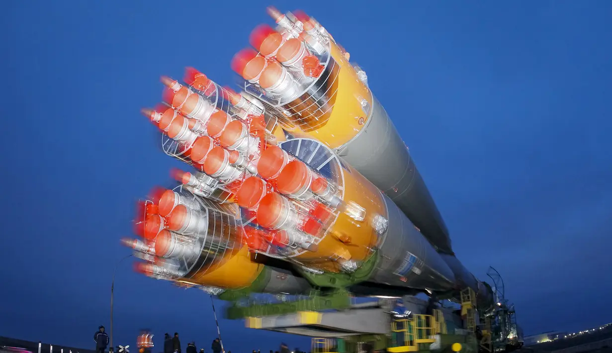 Pesawat ruang angkasa Soyuz saat akan dipersiapkan untuk penerbangan menuju ISS di Baikonur kosmodrom, Kazakhstan, (16/3). Nantinya misi ini akan dipimpin oleh insinyur penerbangan Rusia dan Amerika. (REUTERS / Shamil Zhumatov)