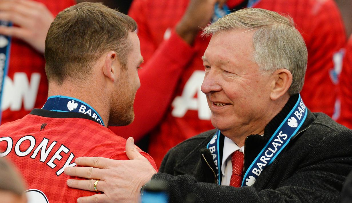 Pelatih Manchester United, Sir Alex Ferguson, berbincang dengan  Wayne Rooney usai melawan Swansea City pada laga Premier League di Stadion Old Trafford (12/5/2013). Pertandingan tersebut sekaligus menjadi momen perpisahan Sir Alex Ferguson bersama Setan Merah. (AFP/Andrew Yates)
