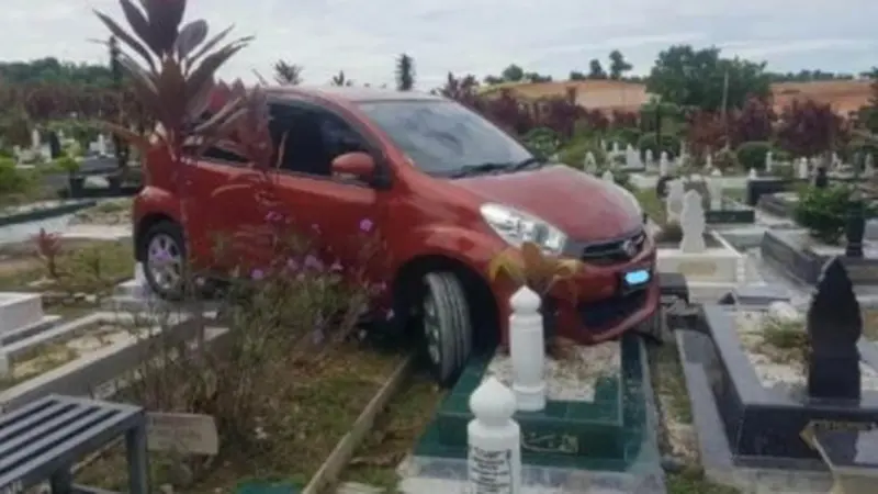 Viral Mobil Masuk ke Area Pemakaman, Sang Sopir Diduga Pingsan