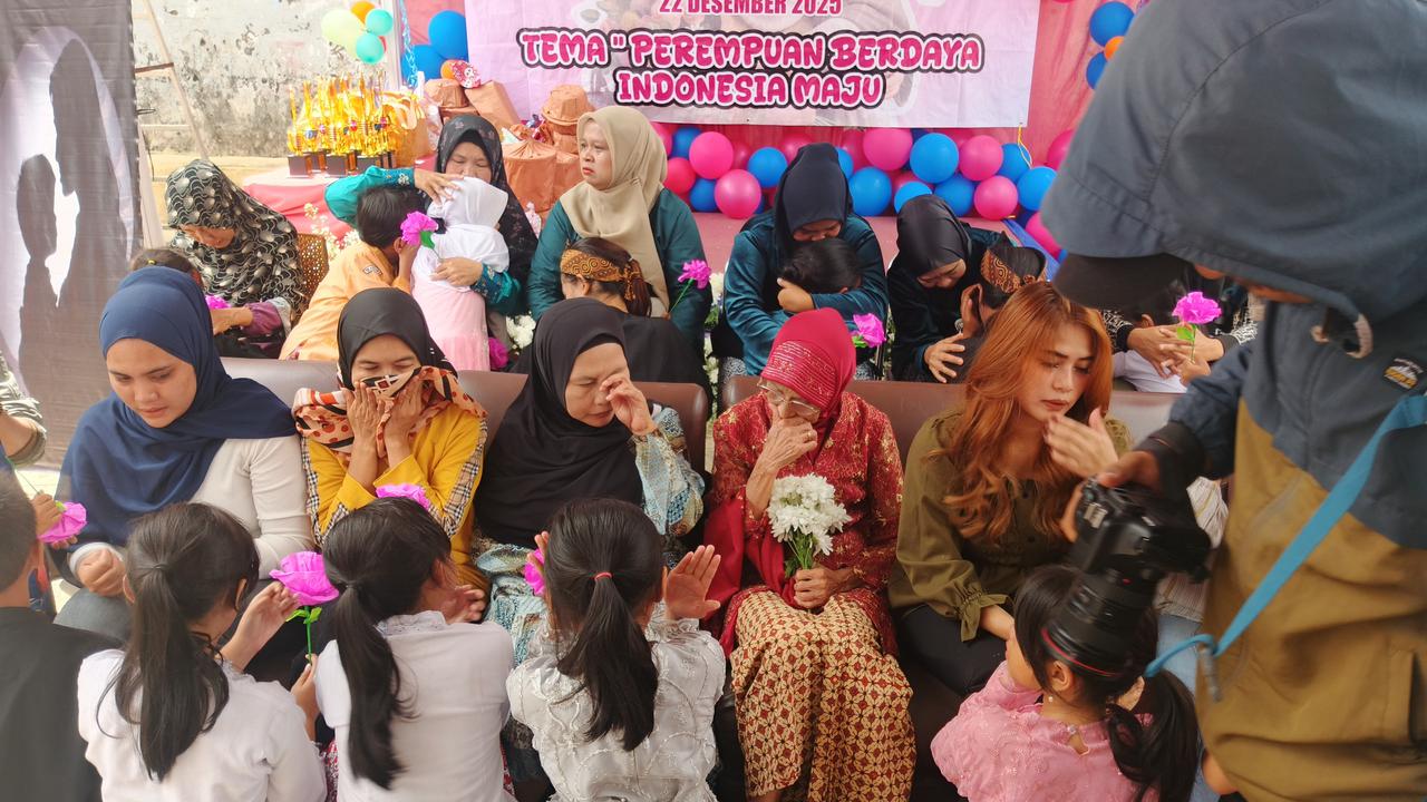 Momen Haru Warnai Sungkem di Peringatan Hari Ibu Lio Genteng Bandung