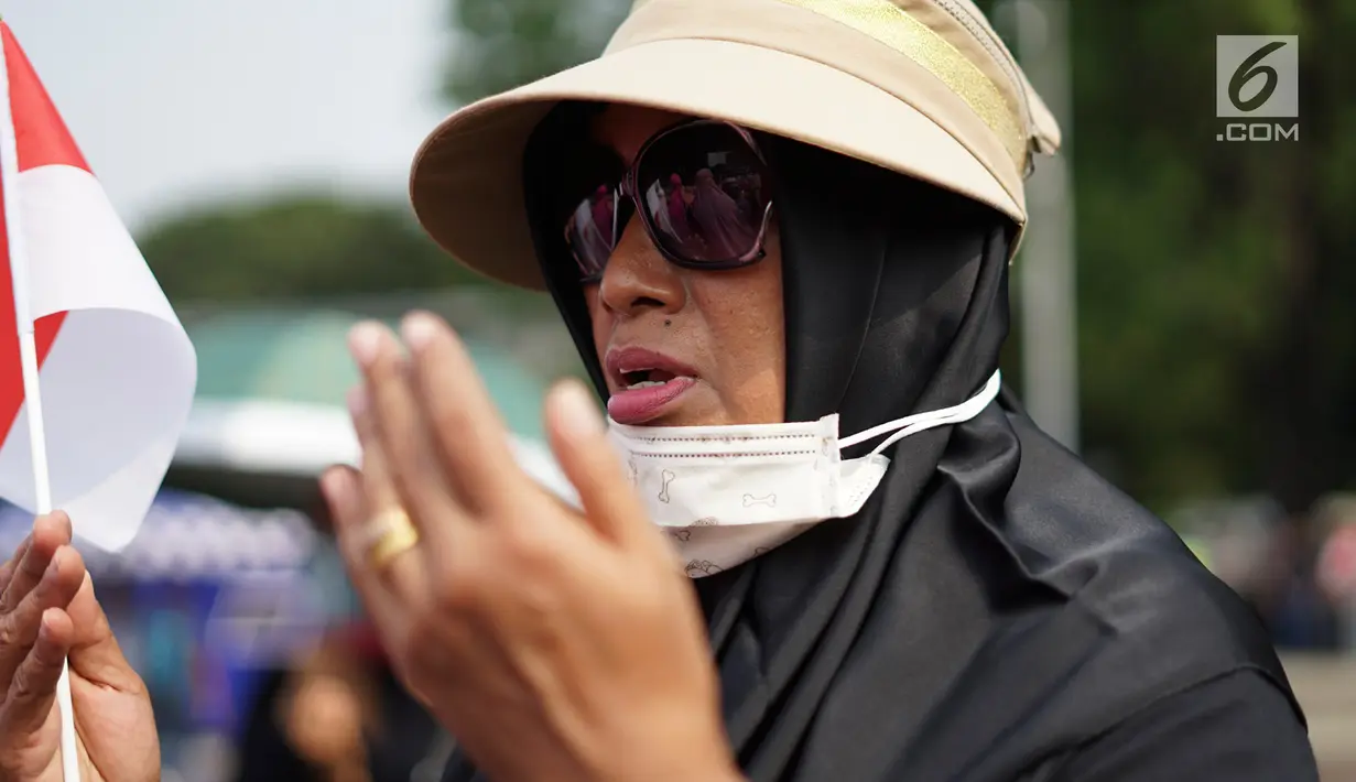 Peserta yang tergabung dalam Presidium Perempuan Indonesia memanjatkan doa saat menggelar aksi damai di depan Istana Negara, Jakarta, Kamis (16/5/2019). Massa meminta TNI-Polri tetap netral dalam Pemilu 2019. (Liputan6.com/Immanuel Antonius)
