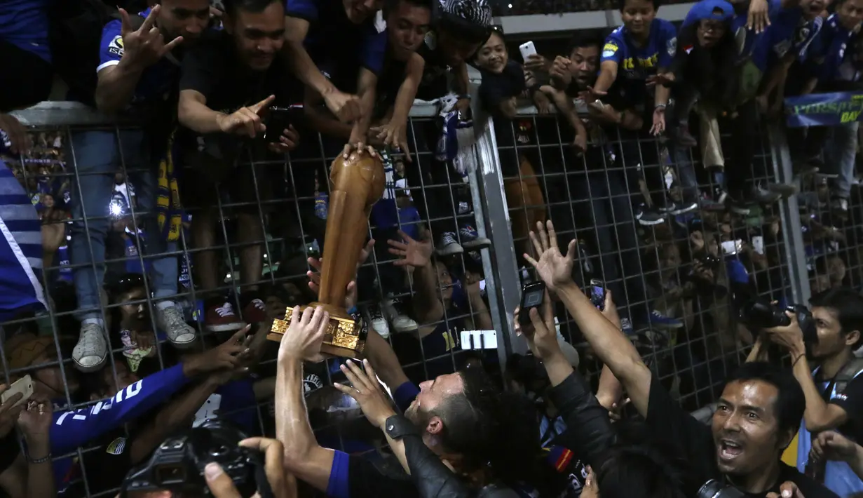 Pemain Persib, Ilija Spasojevic (kiri) dan Makan Kanote, merayakan gelar juara Piala Presiden 2015 bersama bobotoh Persib di Stadion Utama Gelora Bung Karno, Jakarta, Minggu (18/10/2015). (Bola.com/Vitalis Yogi Trisna)