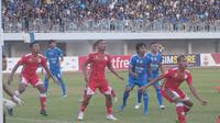 Pertandingan sengit antara PSIM Yogyakarta menjamu rival abadinya, Persis Solo, di Stadion Mandala Krida, Yogyakarta, Senin (21/10/2019). (Bola.com/Vincentius Atmaja)